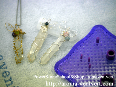 八王子パワーストーンスクール＆ショップアロマヴァンヴェール・パワーストーンデザイナー養成講座・天然石手作り教室（マクラメ編み）-水晶ポイントワイヤーワーク　天使の羽飾りつき