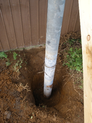 穴を掘って電柱を入れました