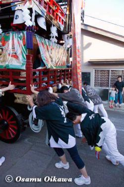 姥神大神宮渡御祭　2012　上町巡幸　山車を押す