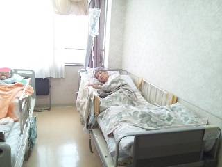 東名裾野病院の病棟の４階に肺炎で入院し胃ろうをしてる母をシャメ