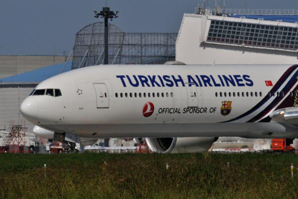 トルコ航空スペイン“ＦＣバルセロナ”特別塗装機をドアップで見ると 
