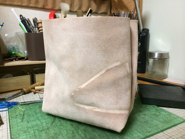 簡単 それでいて贅沢仕様 継ぎ目無しの一枚革で作る床革トートバッグ 作り方 その１ 手縫いの革モノ Hi S Works